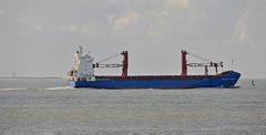 Frachter auf der Westerems seewärts fahrend zwischen Borkum und Rottumeroog (NL, am Horizont links)