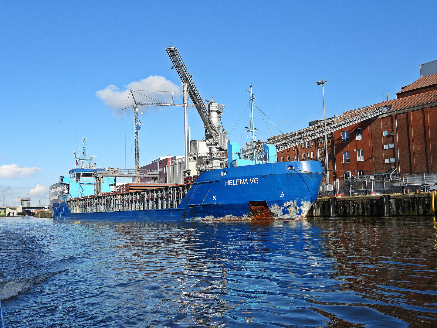 Frachter HELENA VG im Lübecker Hafen