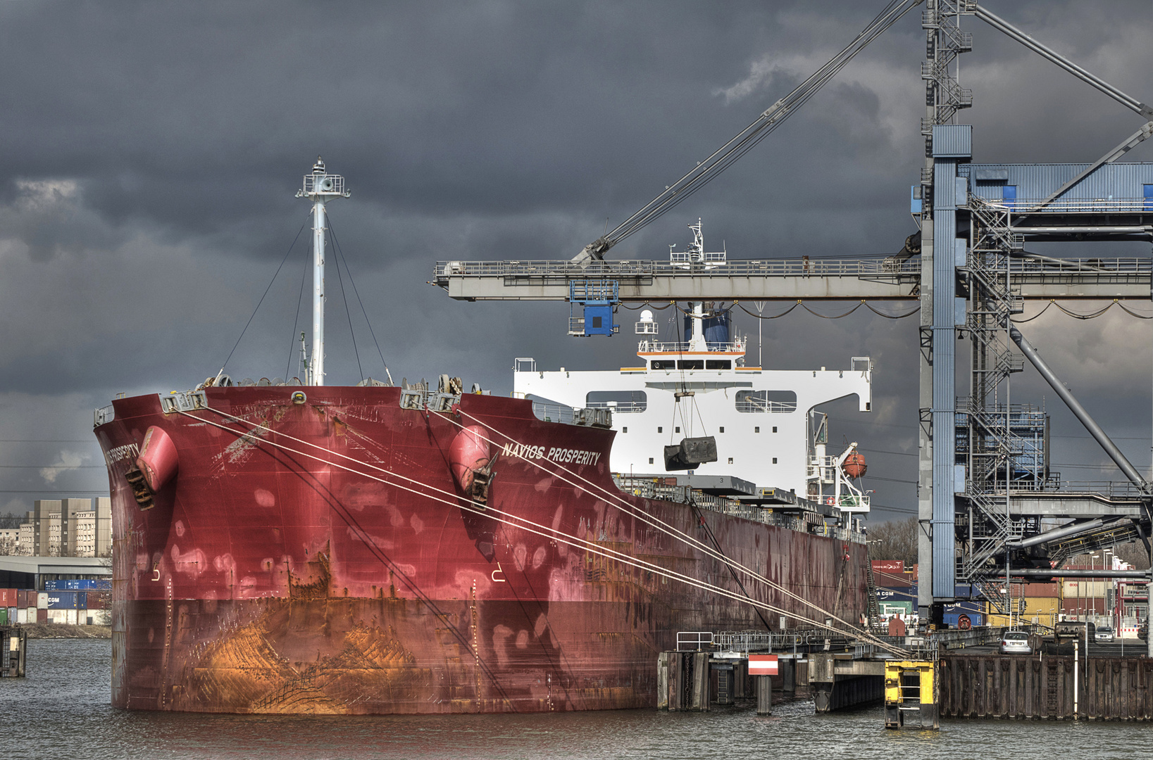 Frachter im Hafen Bremens