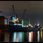 Frachter im Hamburger Hafen