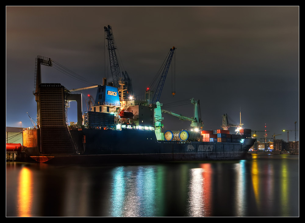 Frachter im Hamburger Hafen