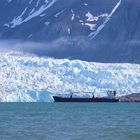 Frachter im Kongsfjorden auf Spitzbergen