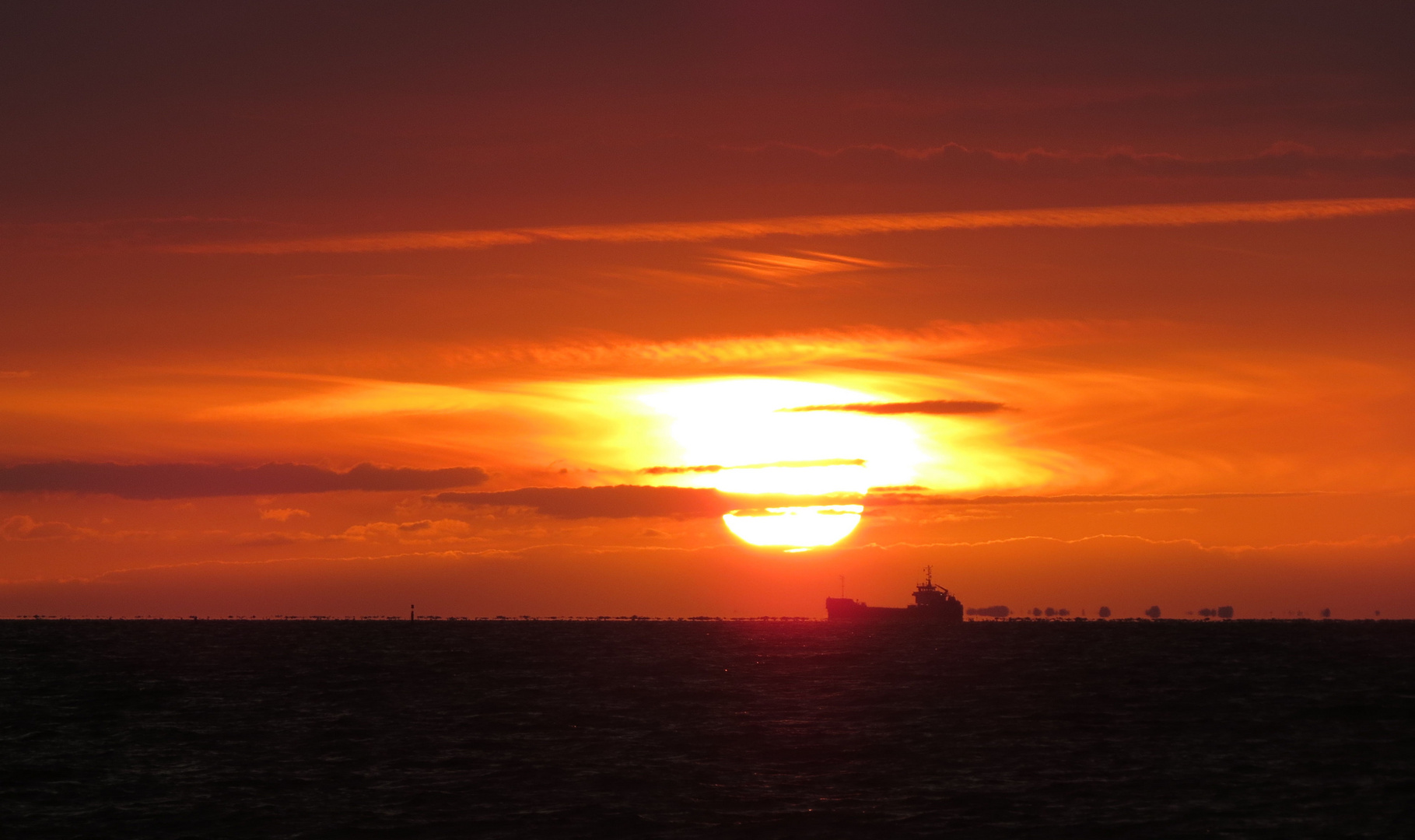 Frachter im Sonnenuntergang