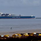 Frachter mit Decksladung "Windmühlenflügel" (Rotorblätter) auf der Anfahrt zum CUX-Port.