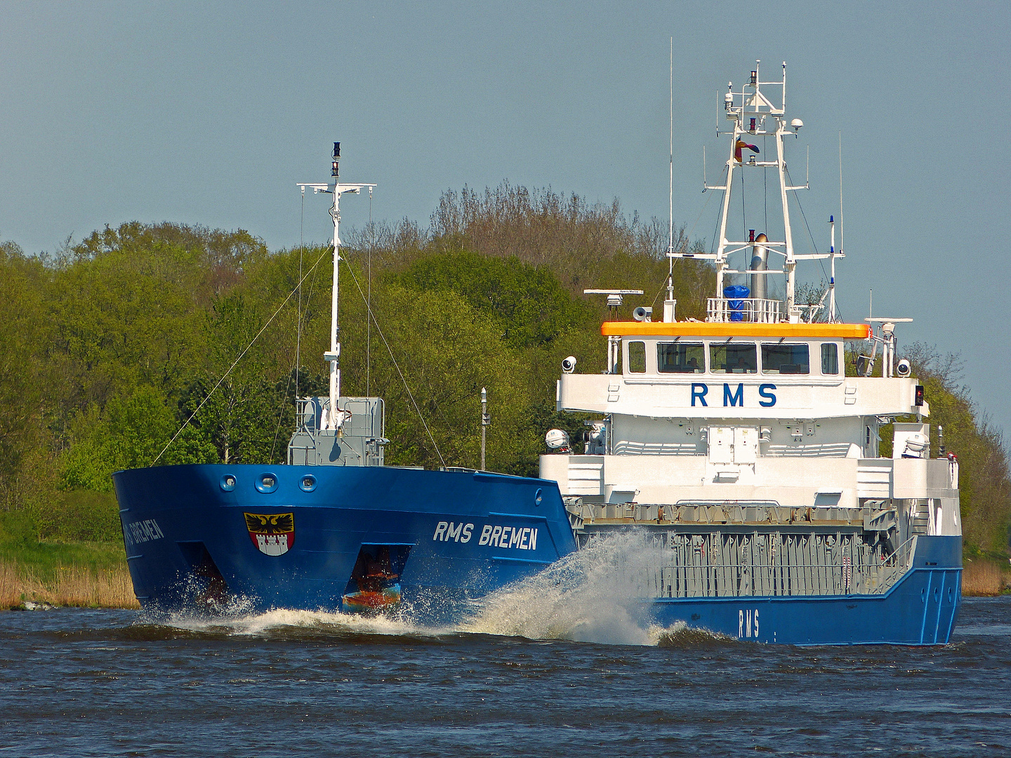 Frachter RMS Bremen im Nord Ostsee Kanal bei steifer Brise am 2.5.2012 Richtung Brunsbüttel .