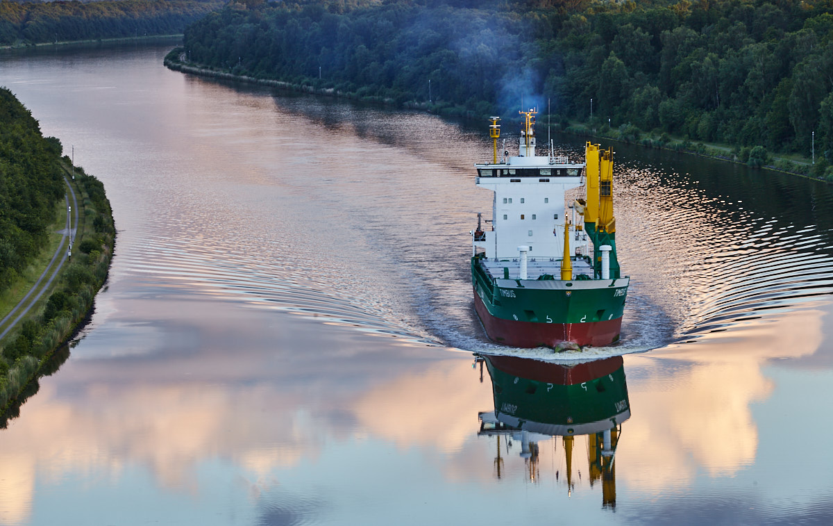 Frachter Timbus im Nord-Ostsee-Kanal bei Beldorf