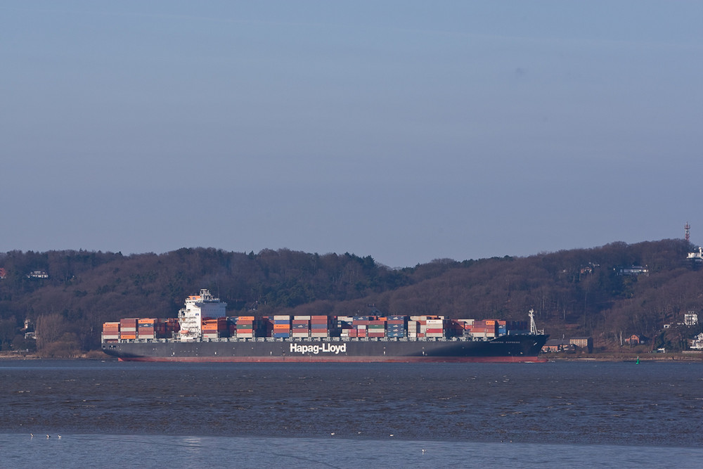 Frachter vor Blankenese