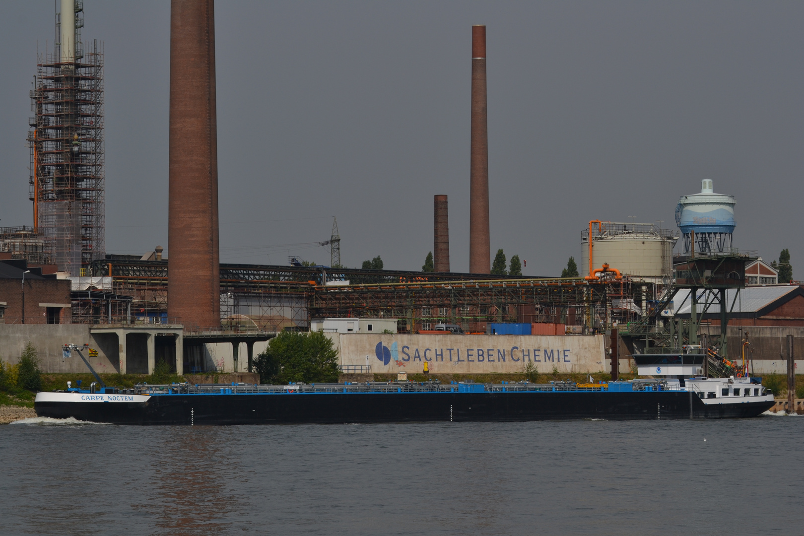 Frachter vor Duisburg-Homberg