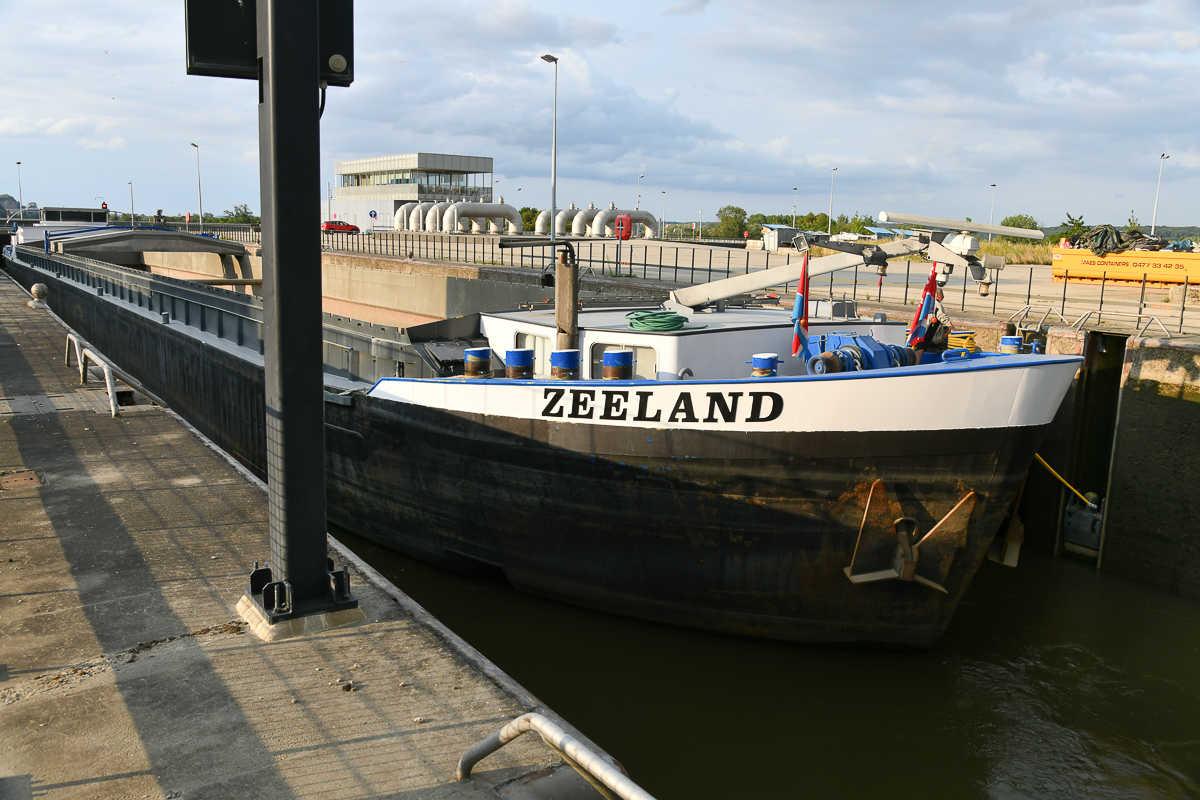 Frachter Zeeland in der alten Schleuse von Lanaye (B)