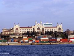 Frachthafen  und das Haydarpasa Gymnasium