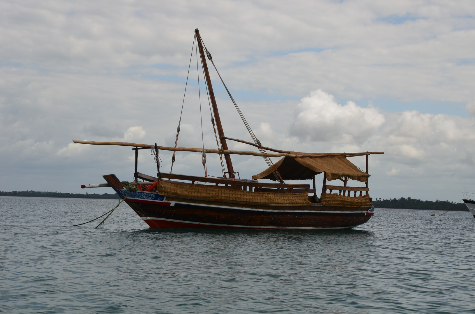 Frachtschif vor Shimoni (Kenya)