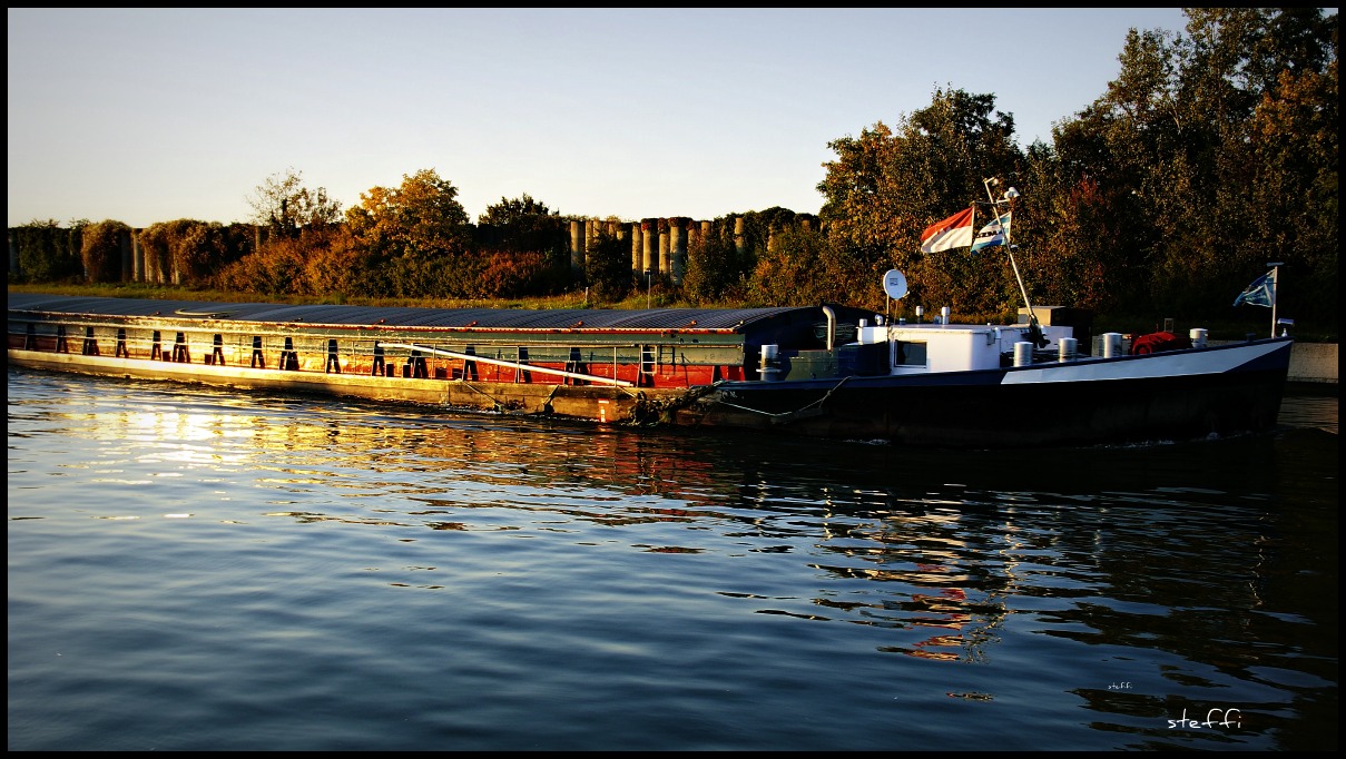 Frachtschiff auf dem Main-Donau.-Kanal