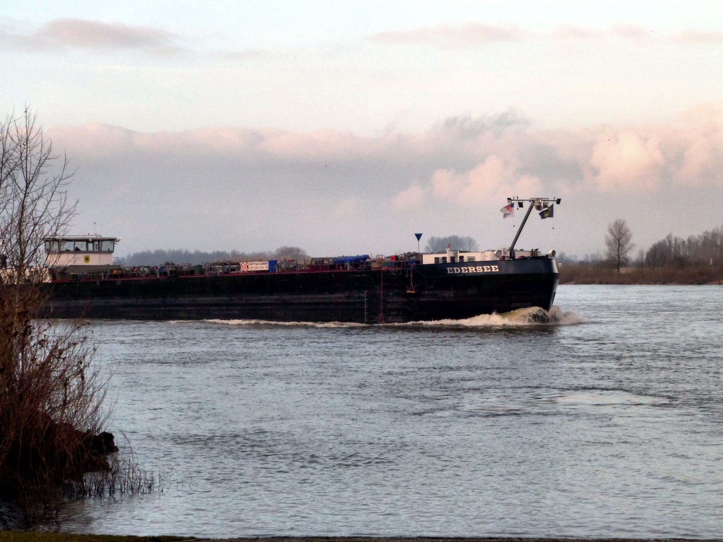 Frachtschiff auf dem Niederrhein