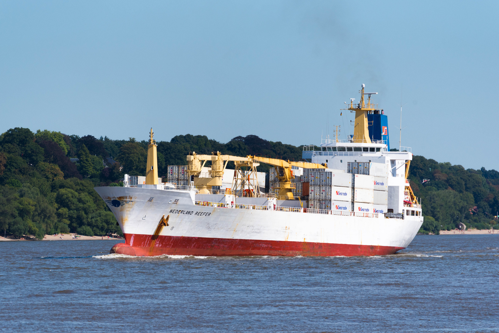 Frachtschiff auf der Elbe