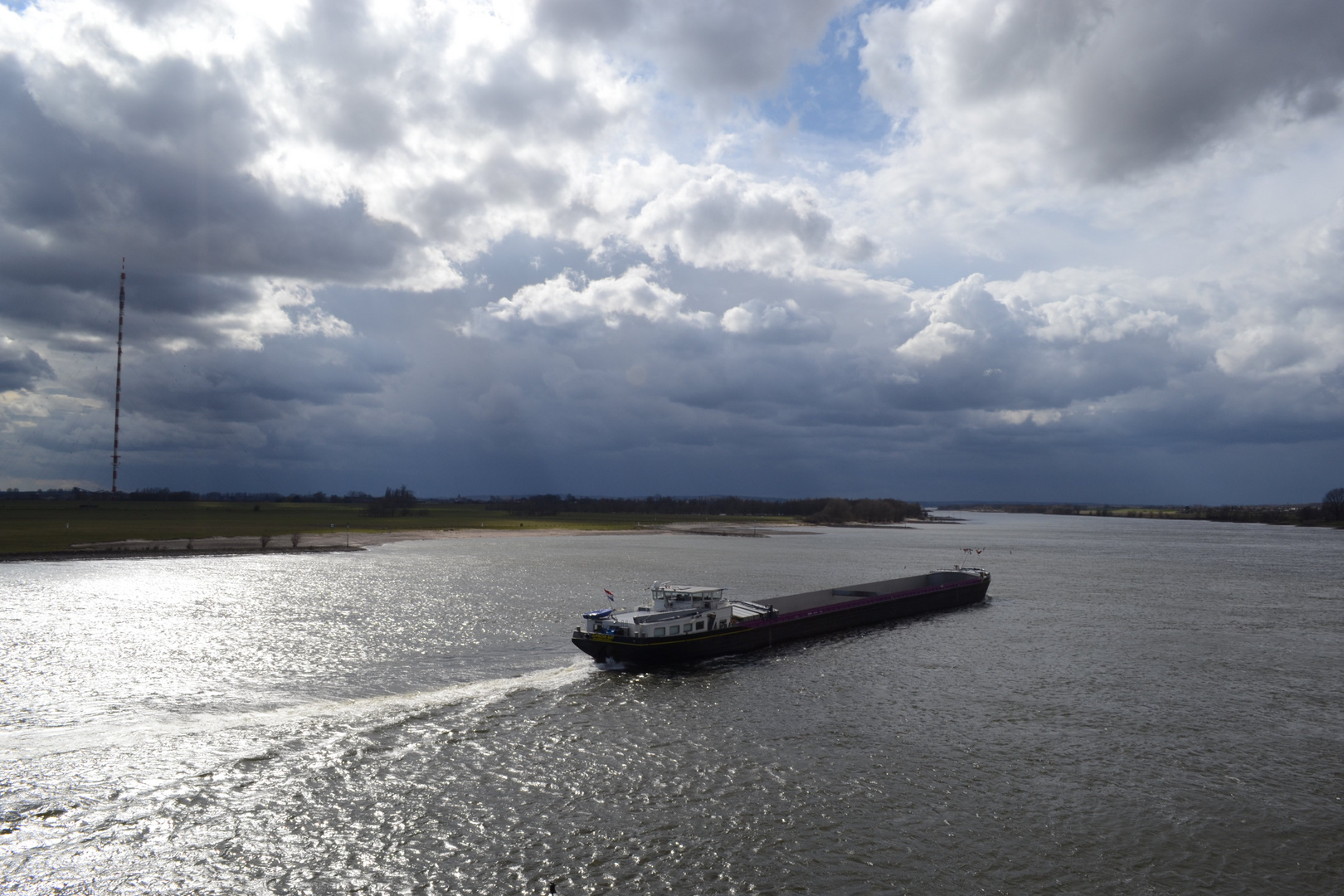 ..."Frachtschiff bei Wesel am Rhein "....