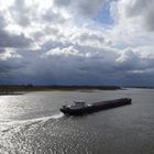 ..."Frachtschiff bei Wesel am Rhein "....