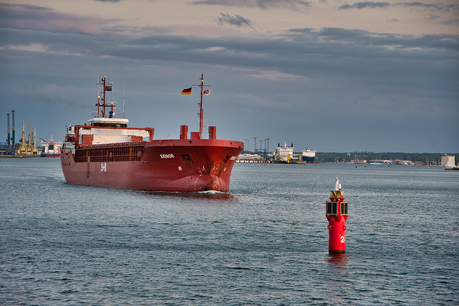 Frachtschiff „Eknoe“ auf der Unterwarnow