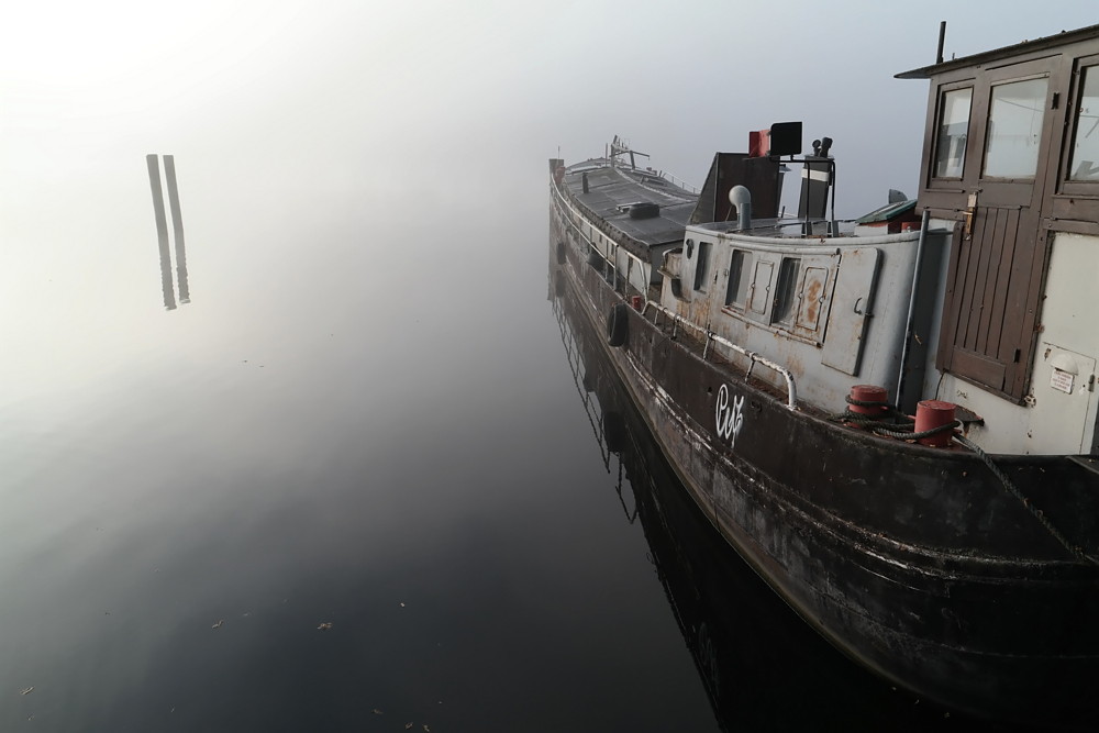 Frachtschiff im Nebel