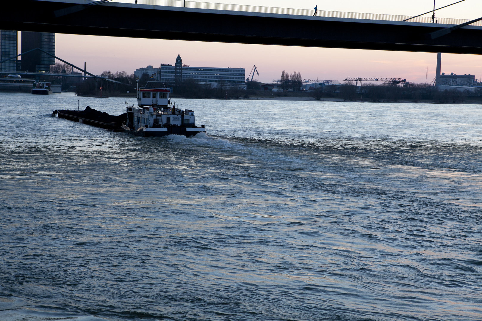 Frachtschiff in blauer Stunde