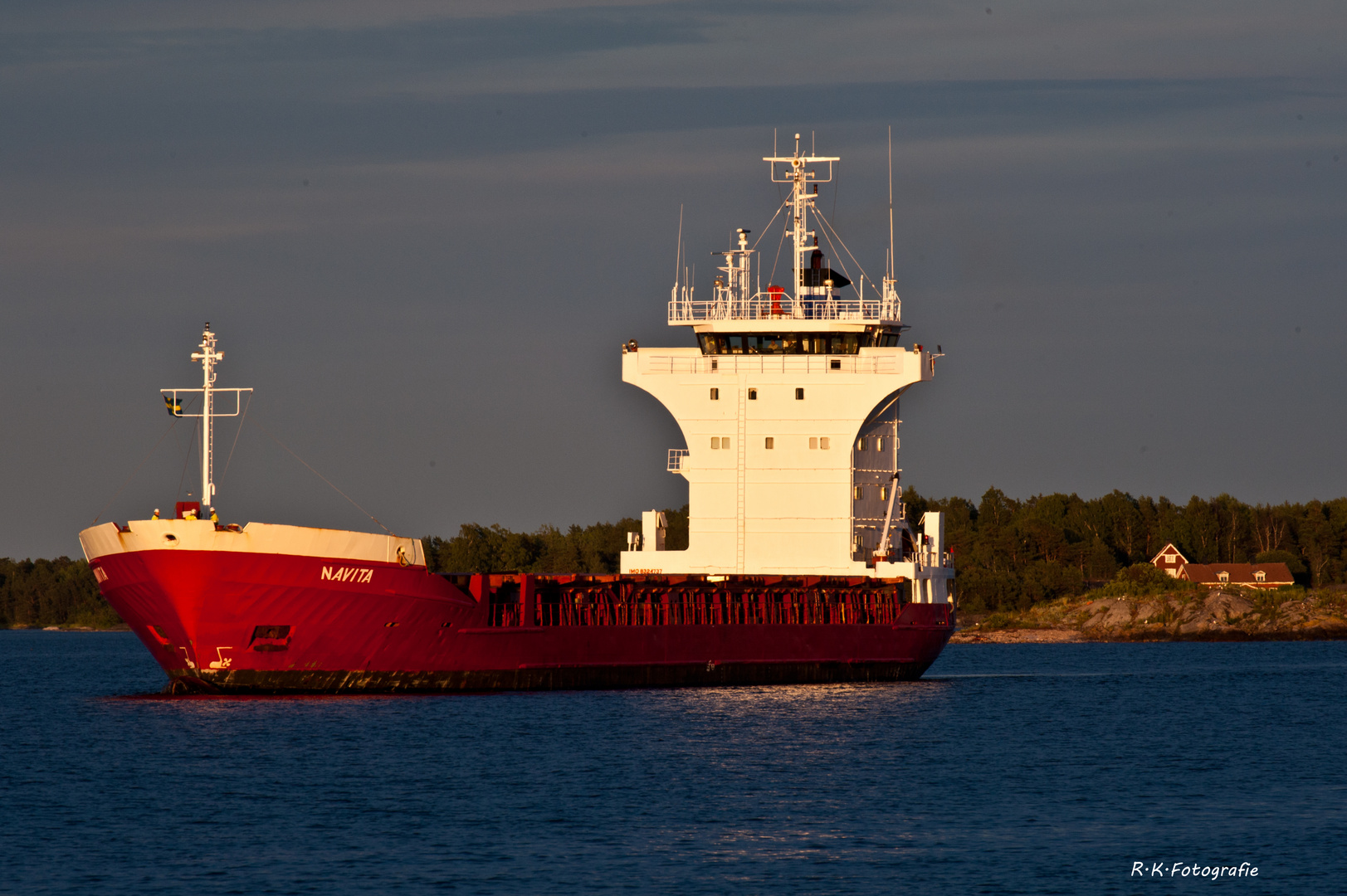 Frachtschiff in der Abendsonne