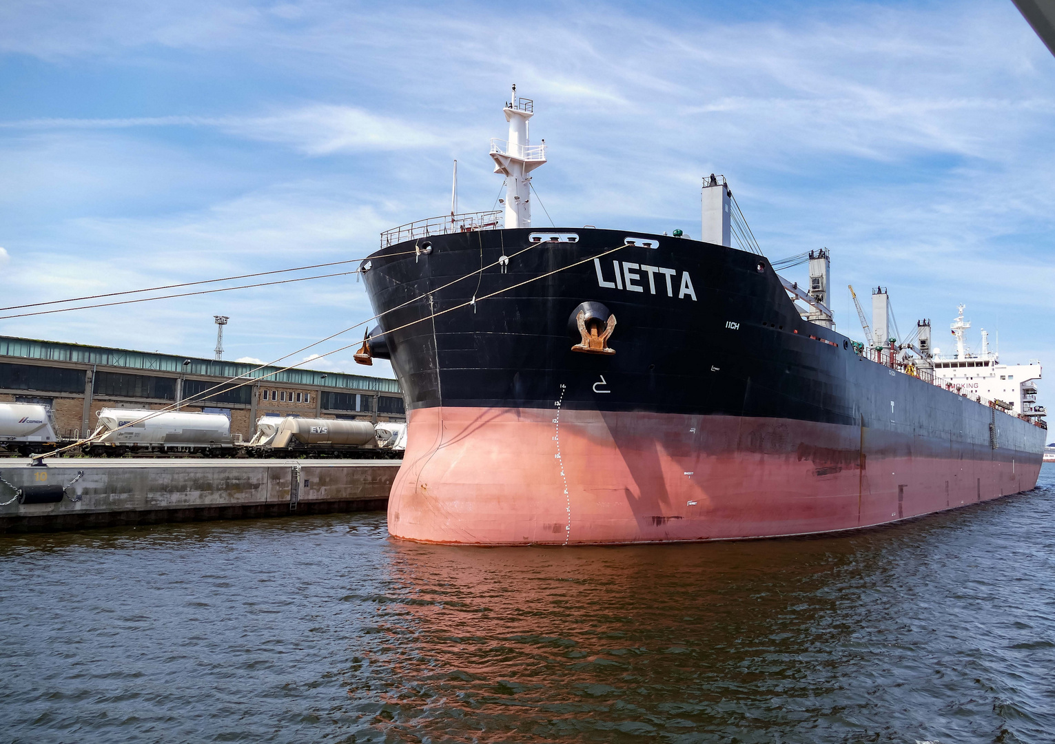 Frachtschiff Lietta im Rostocker Hafen 