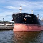 Frachtschiff Lietta im Rostocker Hafen 