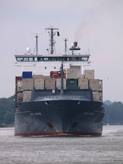 Frachtschiff OOCL NARVA auf dem Nord-Ostsee-Kanal