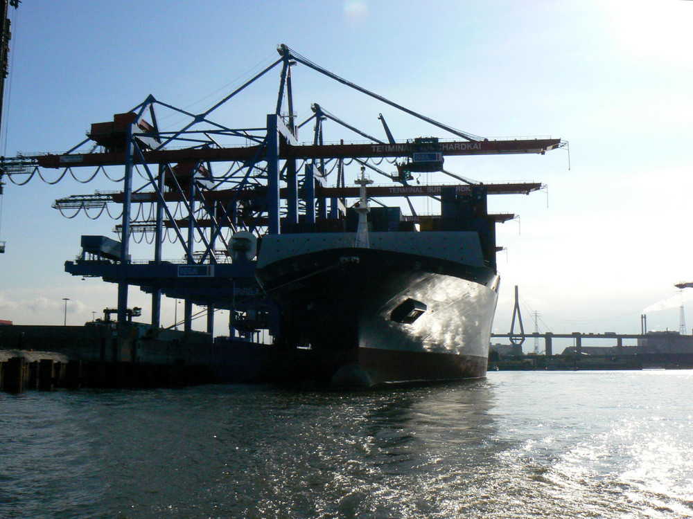 Frachtschiff wird entladen oder beladen