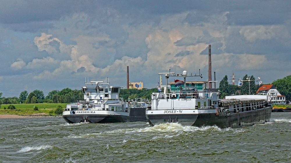 Frachtschiffe auf dem Rhein