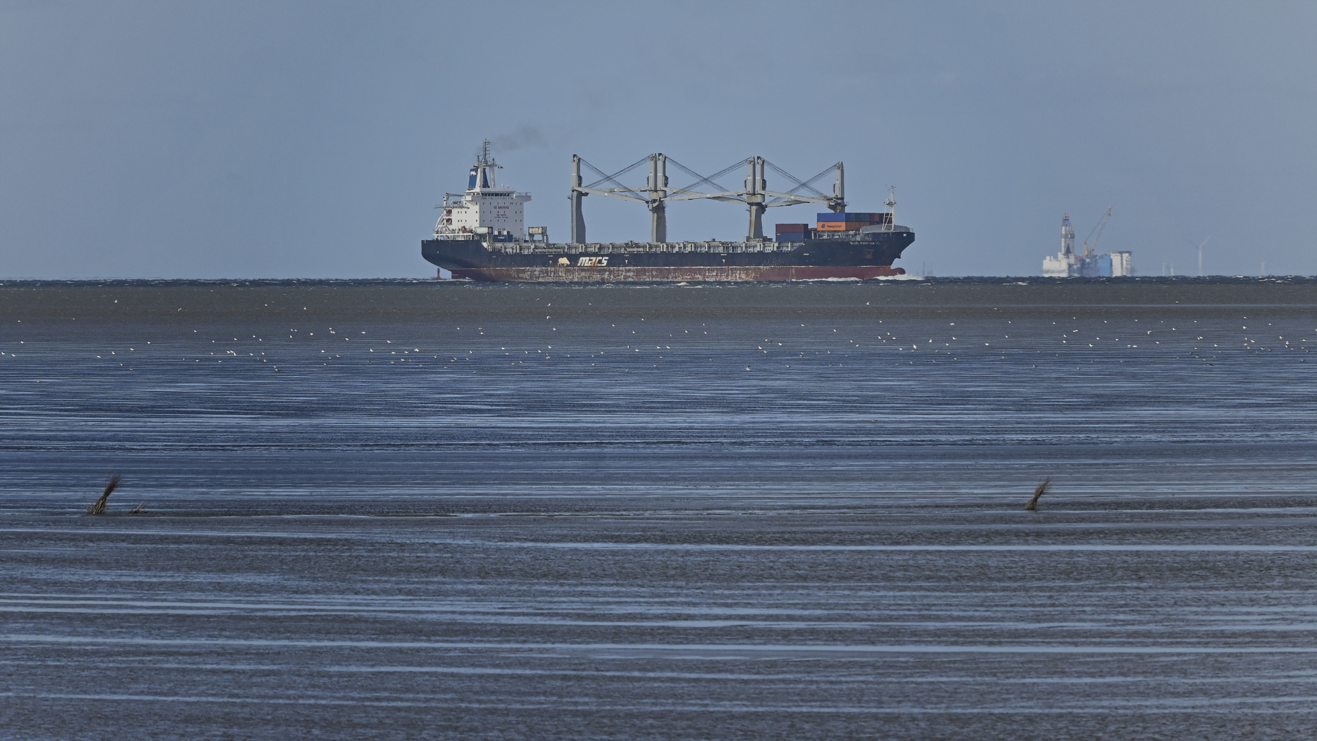 Frachtschiffe auf der Aussenelbe vor Cuxhaven-Duhnen