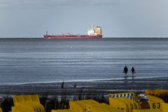 Frachtschiffe auf der Aussenelbe vor Cuxhaven-Duhnen