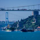Frachtschiffe und die beiden Bosporus-Brücken
