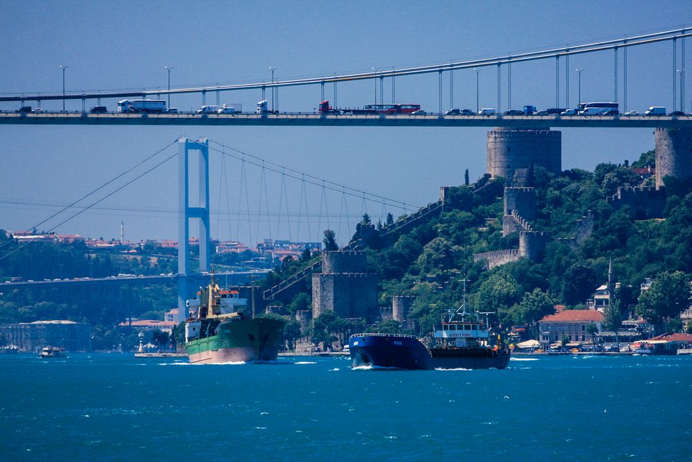 Frachtschiffe und die beiden Bosporus-Brücken