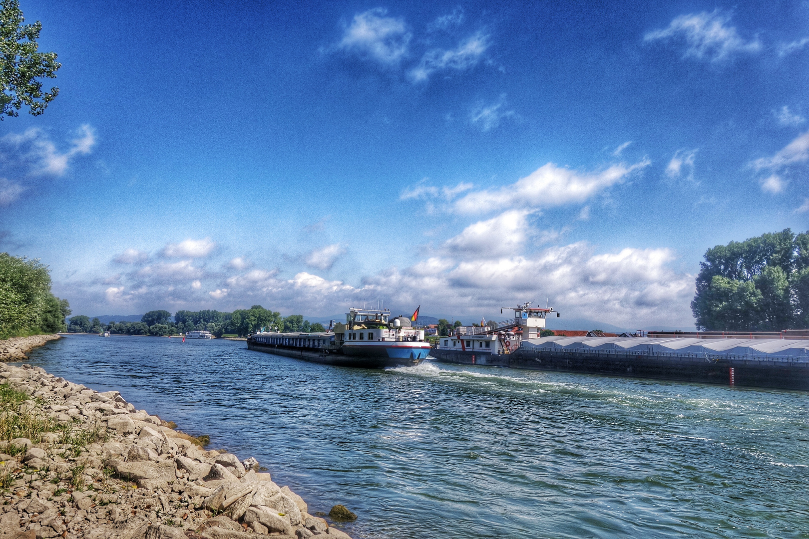 Frachtschiffrennen auf der Donau