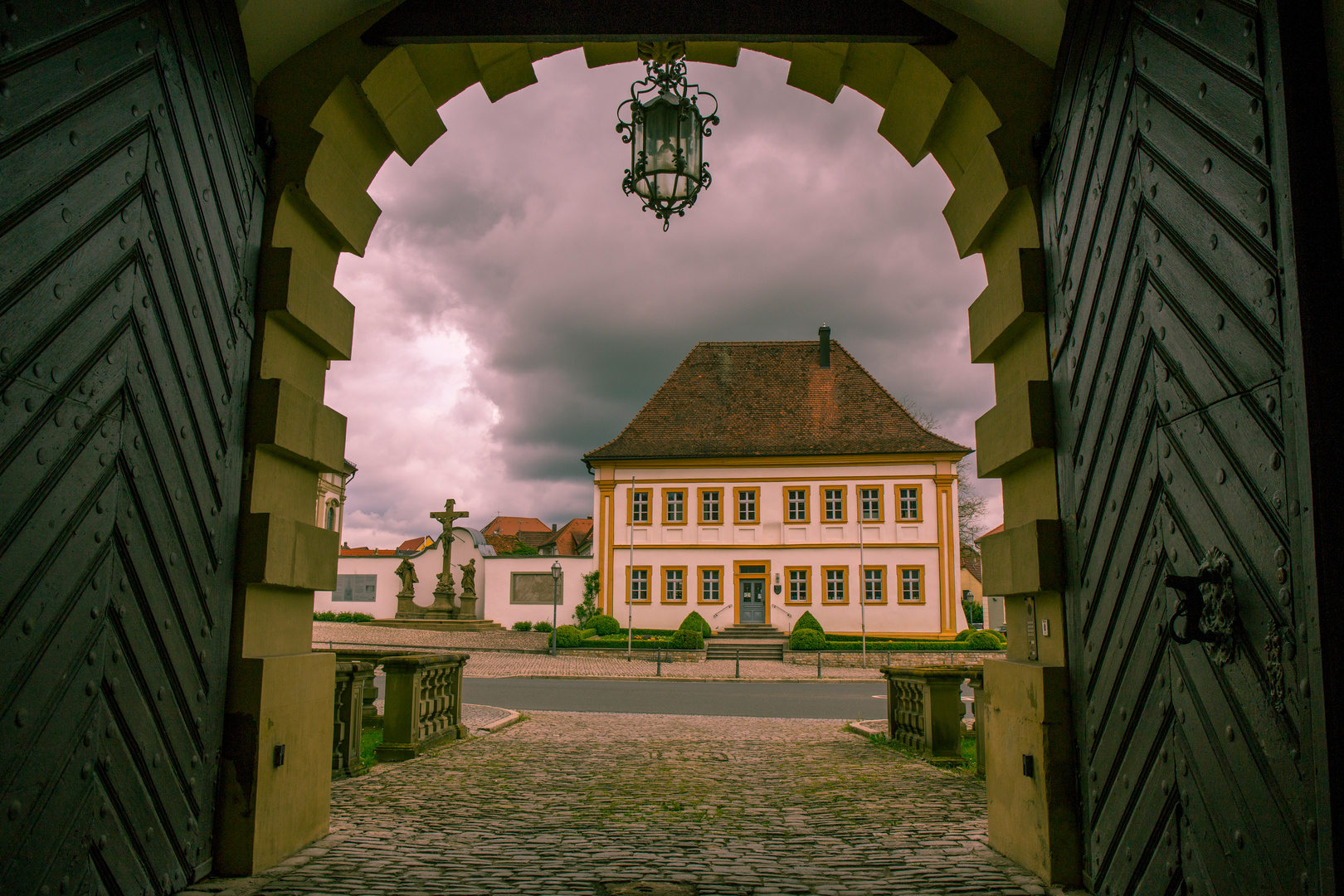 fränkische Impressionen (4) - Kreuzigungsgruppe und historisches Pfarrhaus in Wiesentheid