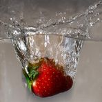 fragola nell'acqua