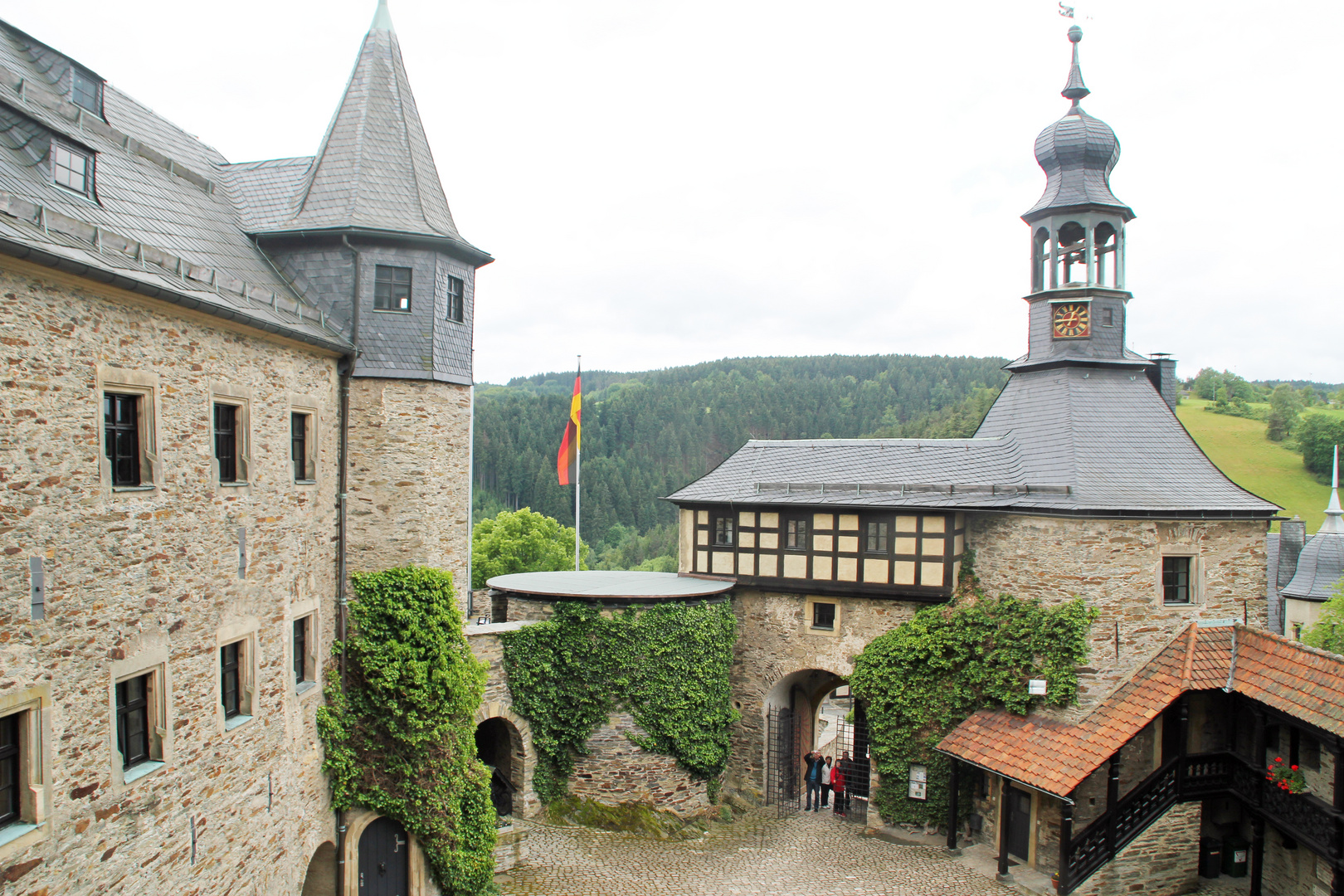 Franken: Hof der Burg Lauenstein