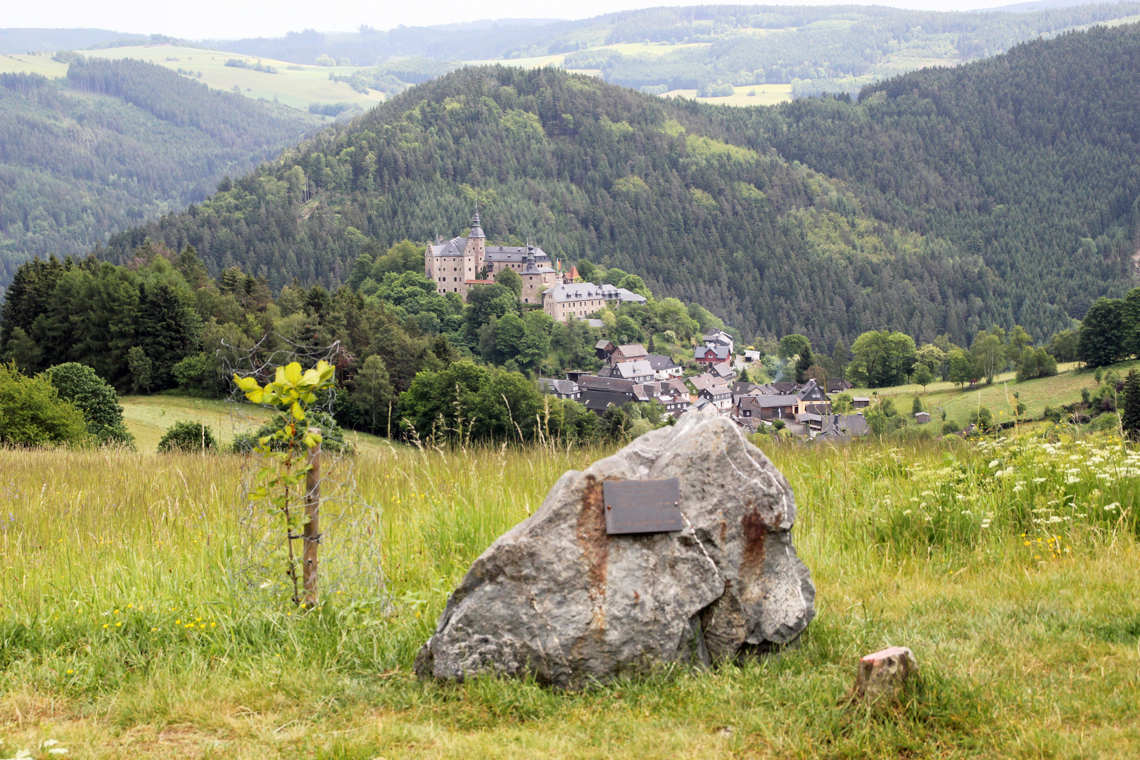 Frankenwald: Blick auf die Burg Lauenstein