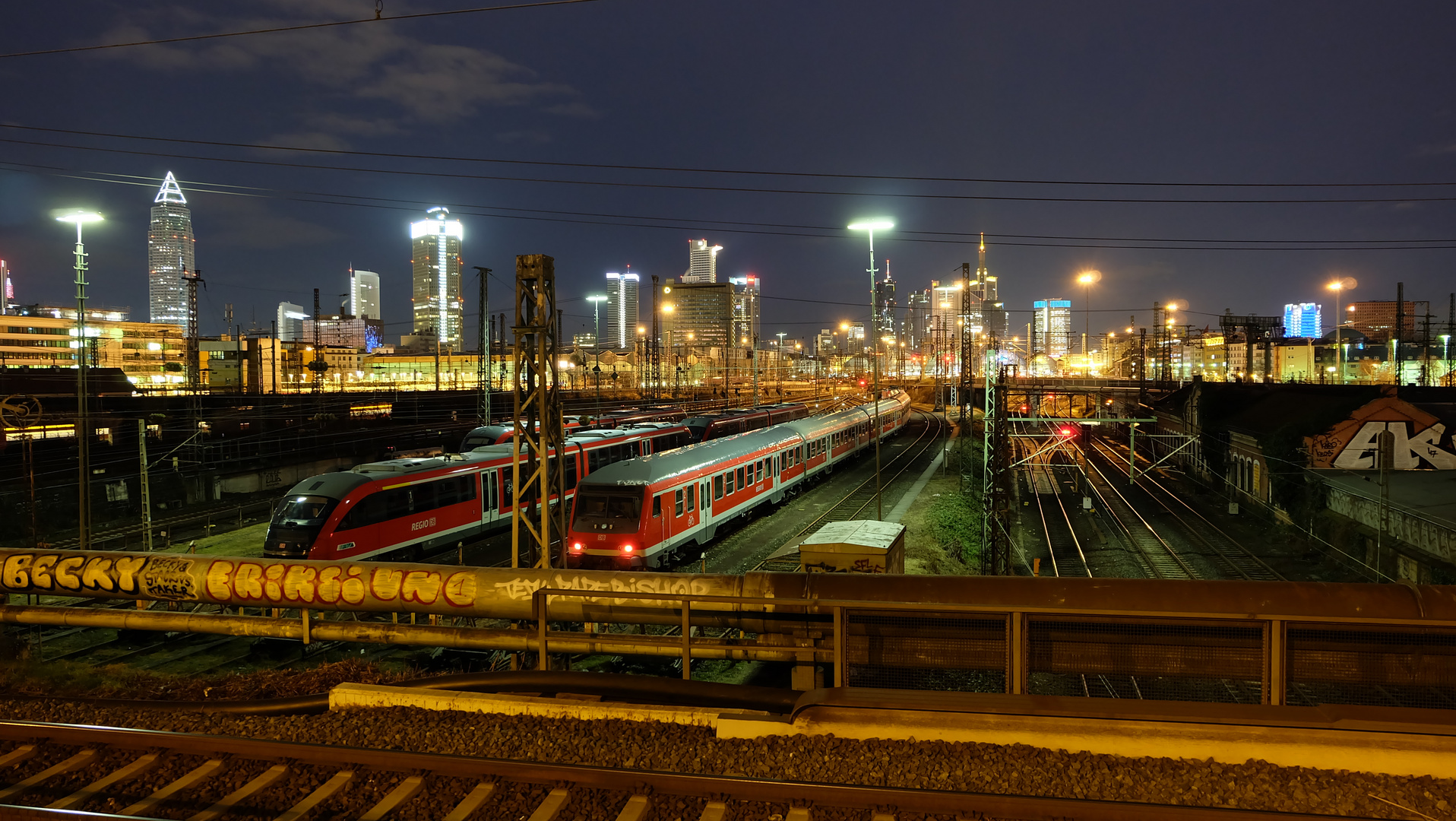 Frankfurt (2),  Hauptbahnhof und Skyline / stazione centrale e skyline 