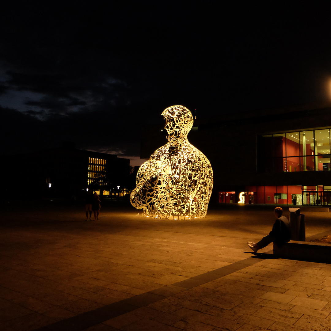 Frankfurt (4)  - Goethe Universität - Skulptur „Body of Knowledge“ von Jaume Plensa