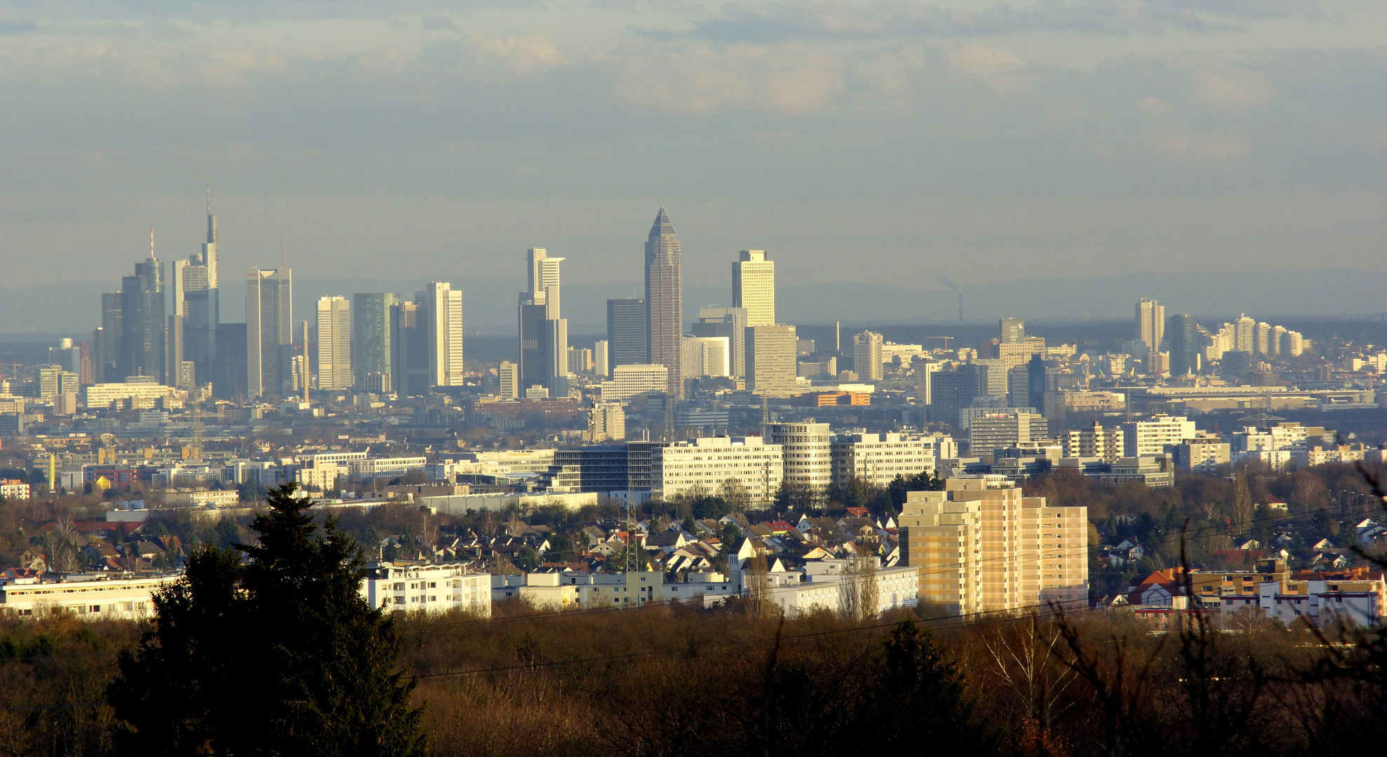 Frankfurt a. M.- Skyline am Nachmittag