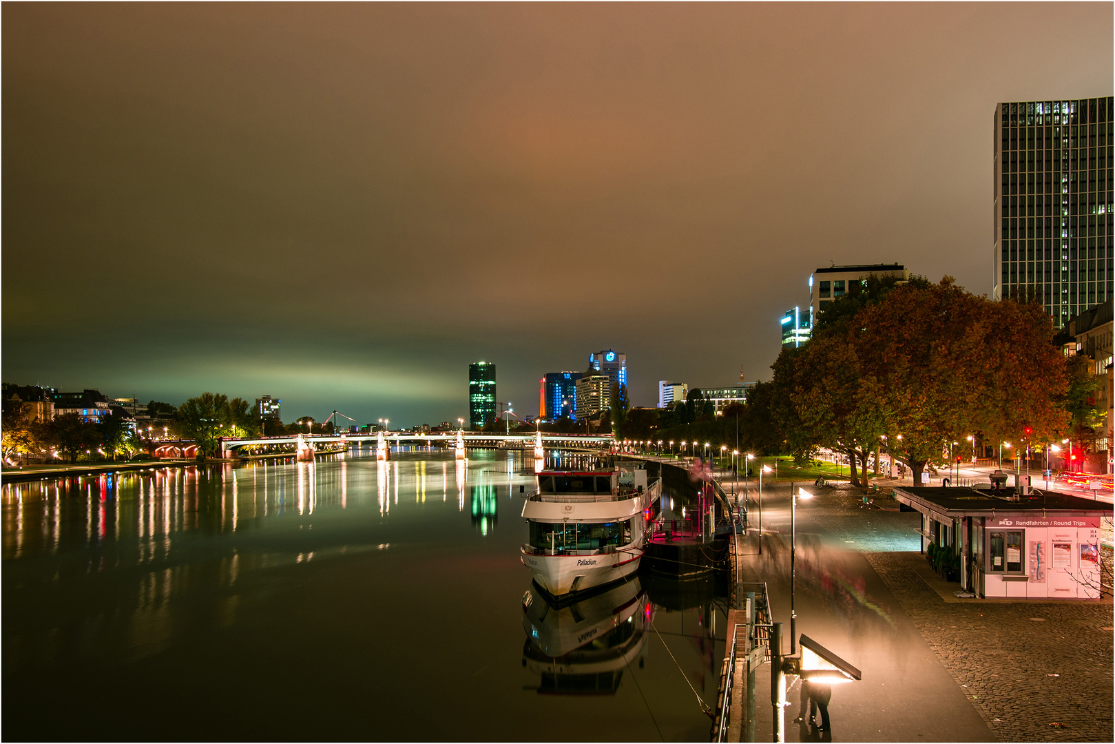 Frankfurt a. Main bei Nacht