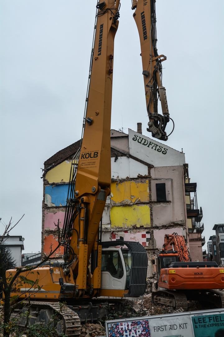 Frankfurt: Abriss des Bordells Südfass im Ostend