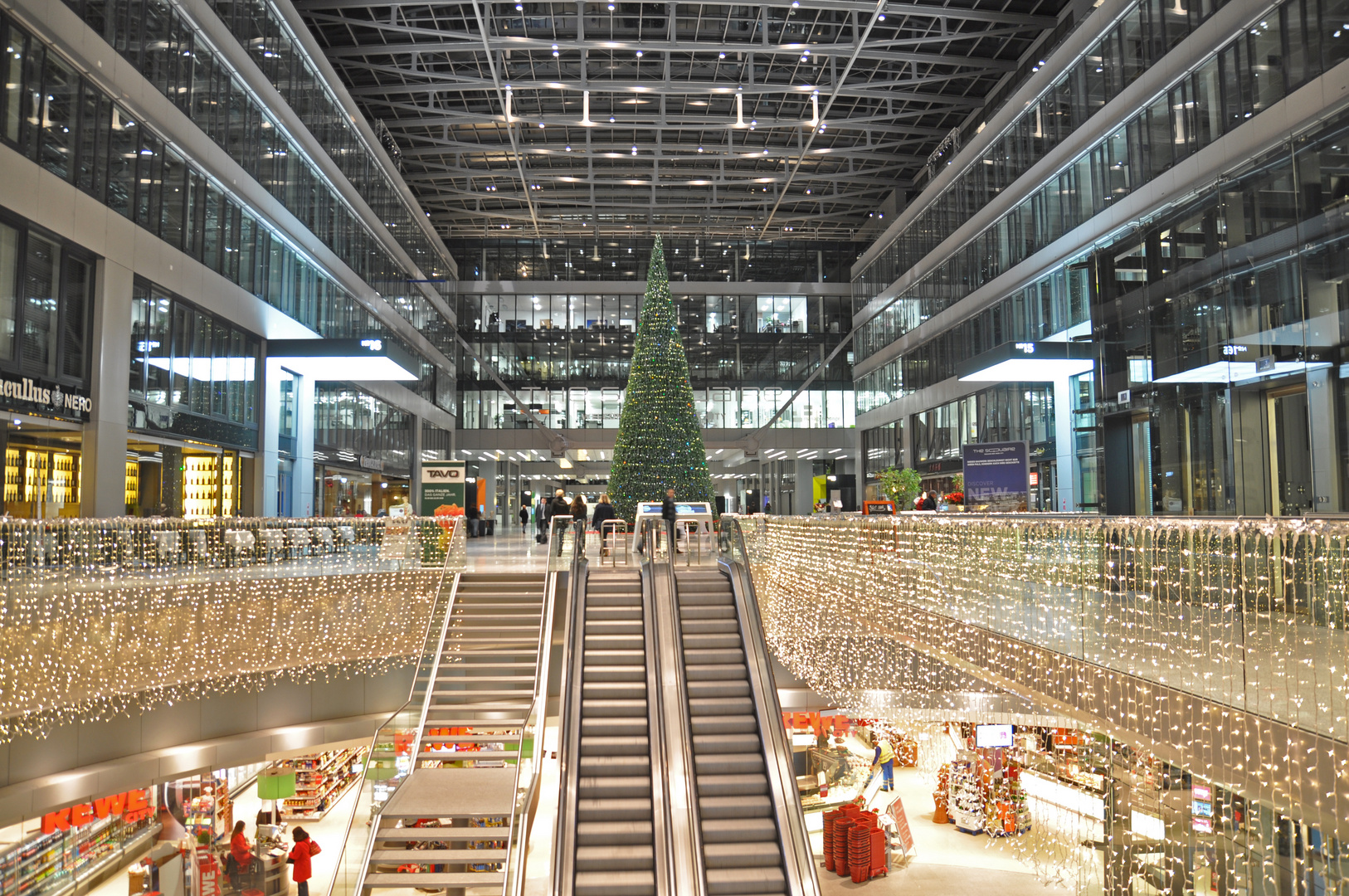 Frankfurt - Aiport - Weihnachtsbeleuchtung "The Squaire"