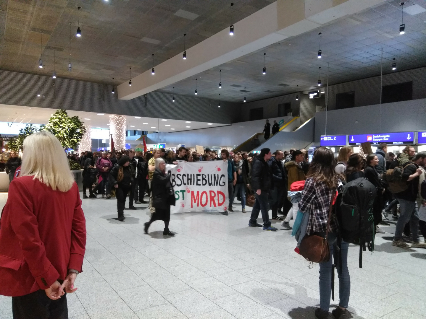 Frankfurt Airport (1) - Demonstration im Terminal 1 gegen Abschiebungen