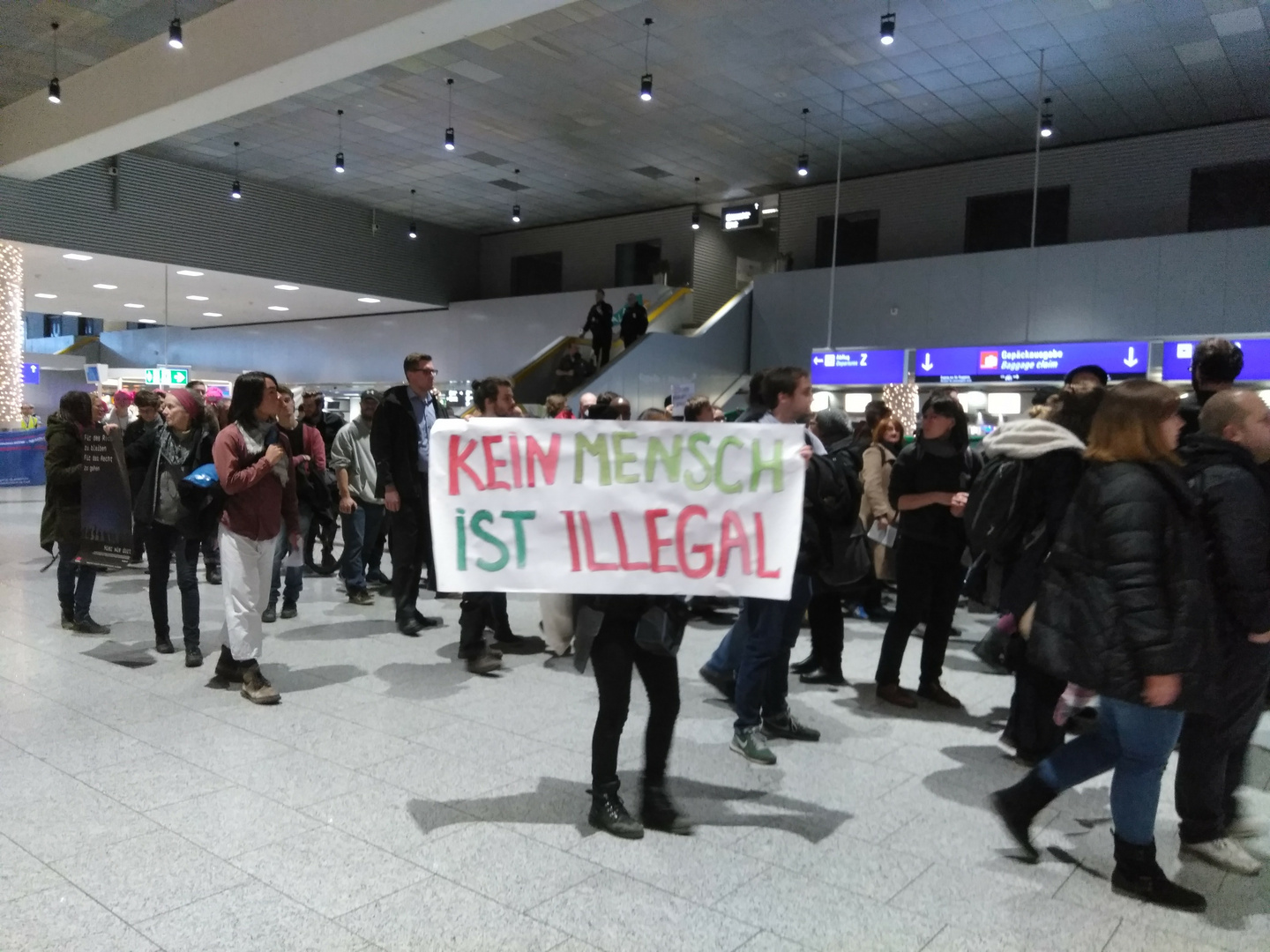 Frankfurt Airport (2) Demonstration gegen Abschiebungen