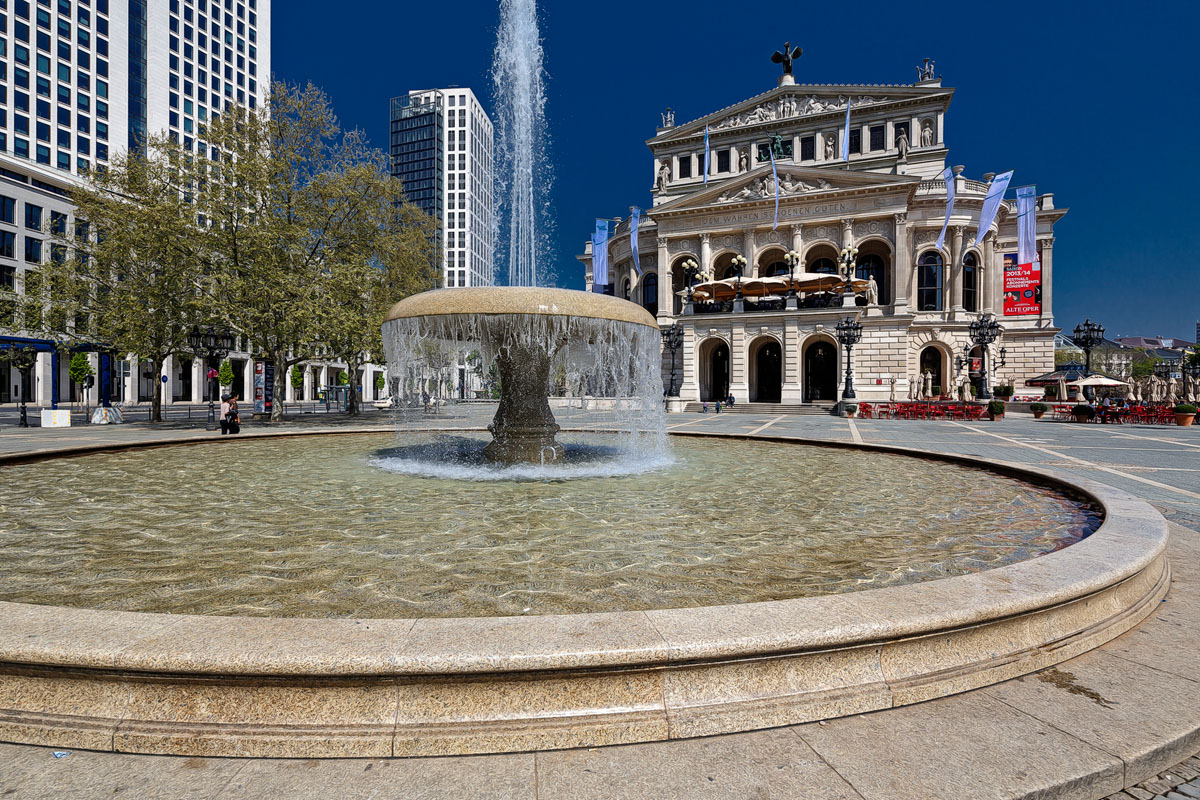 Frankfurt am Main .... An der "Alten Oper" ....