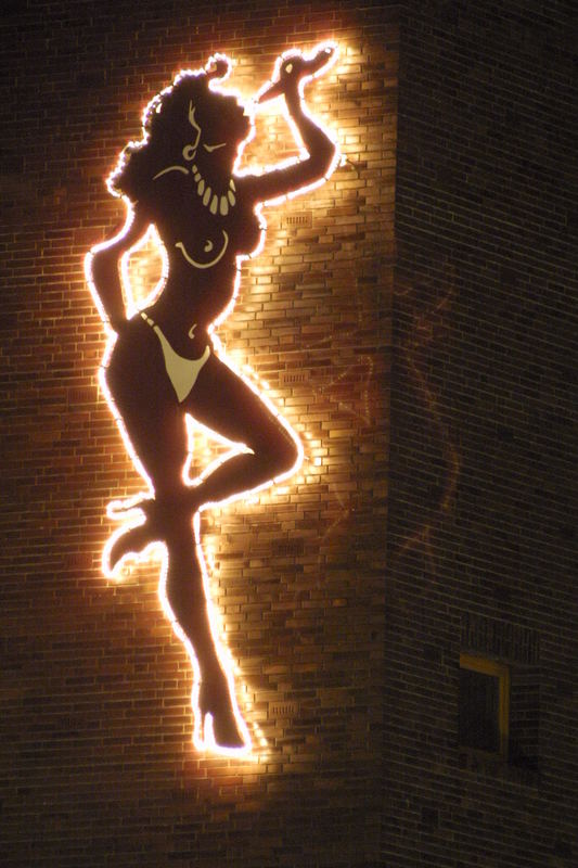 Frankfurt am Main bei Nacht / Frau an Der Wand