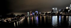 Frankfurt am Main, Brücke und Promenaden im Licht