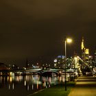 Frankfurt am Main: Flößerbrücke und Skyline